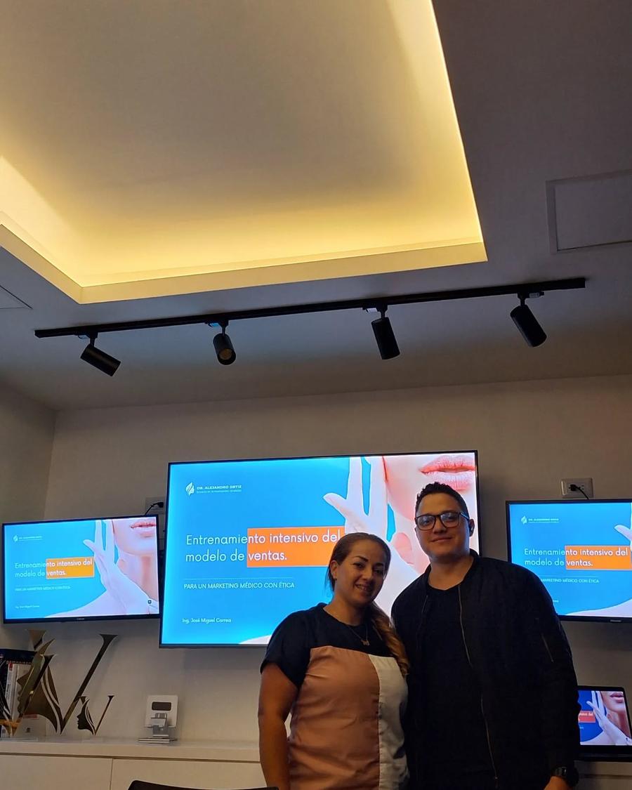 Inicio Entrenamiento presencial de ventas dictado por Luz Digital